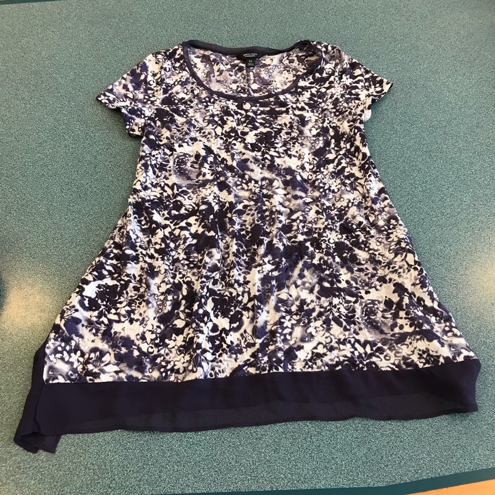 Cap sleeved blouse.